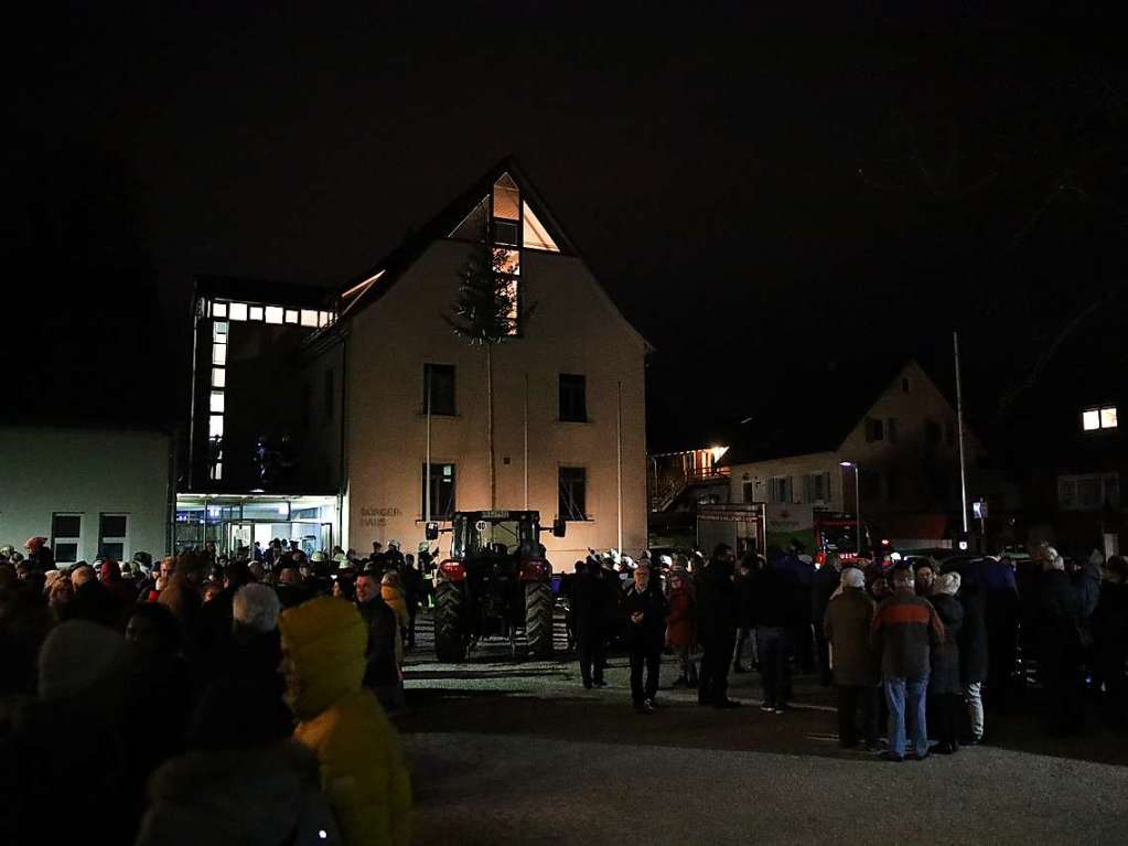 Direkt nach der Wahl wurde der Brgermeisterbaum von der Feuerwehr aufgestellt.