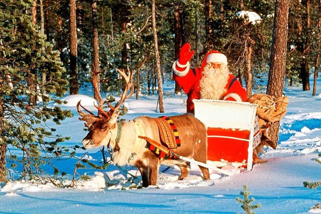 Der Weihnachtsmann unterwegs mit seinem Rentier.  | Foto: Lehtikuva Oy