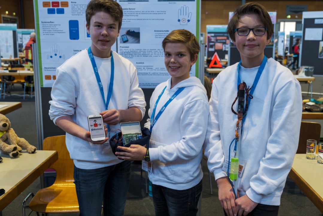 Blinden-Navigationshilfe? Sebastian Pa...Leevi Sobott (12) und Aurel Rasch (12)  | Foto: Ansgar Taschinski