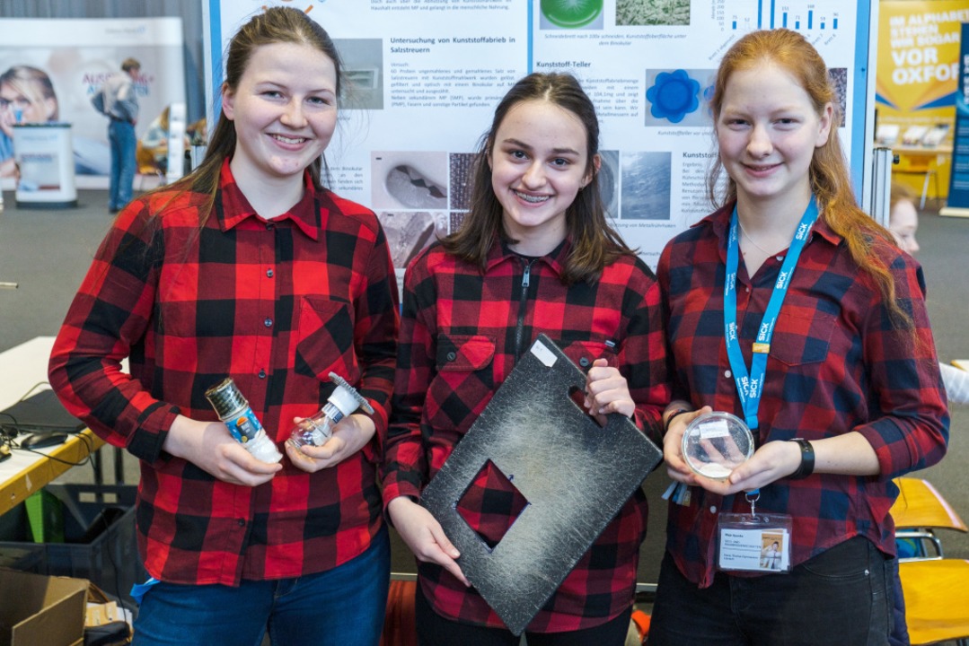 Mikroplastik? - Guten Appetit!? Jule K..., Hanna Otto (13) und Maja Spanke (13)  | Foto: Ansgar Taschinski