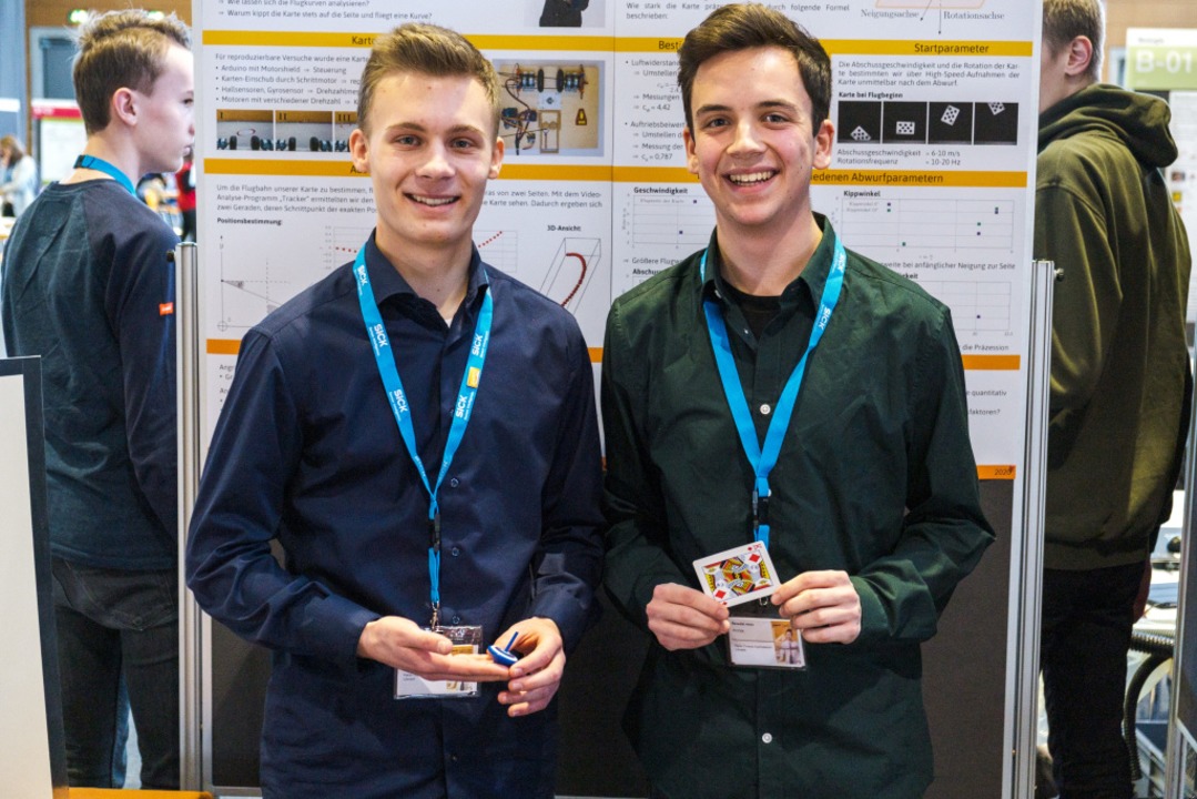 Spinning Cards - Wie Karten fliegen le...nick Resch (17) und Benedikt Heim (17)  | Foto: Ansgar Taschinski