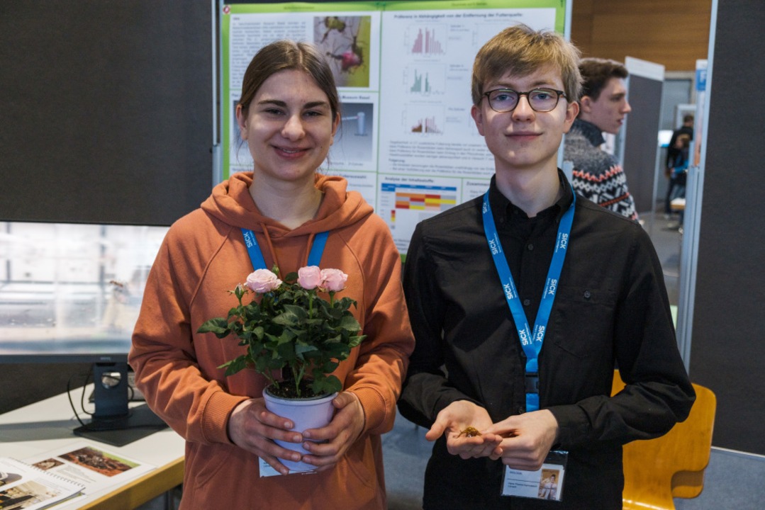 Julia Kernbach (15) und Noah Hohenfeld...utterpräferenzen Blattschneideameisen?  | Foto: Ansgar Taschinski