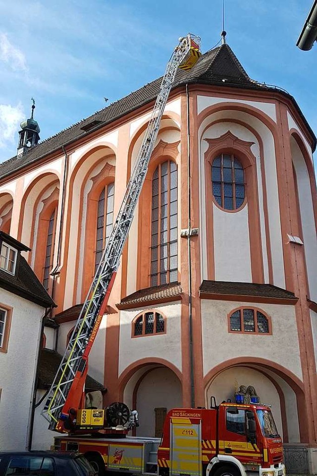 In Bad Sckingen musste die Feuerwehr ...ch Ziegel am Mnster gelockert hatten.  | Foto: Axel Kremp