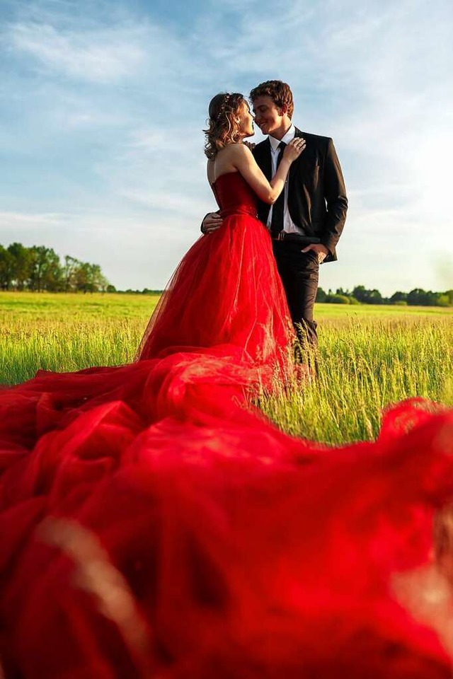 Rot wie die Liebe: Mutige Brute bekennen Farbe bei Brautkleidern.  | Foto: Alex  (stock.adobe.com)
