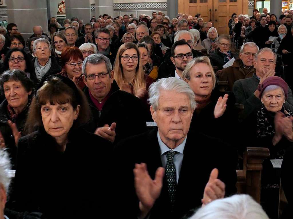 Ernster Applaus bei einem ernsten Ereignis