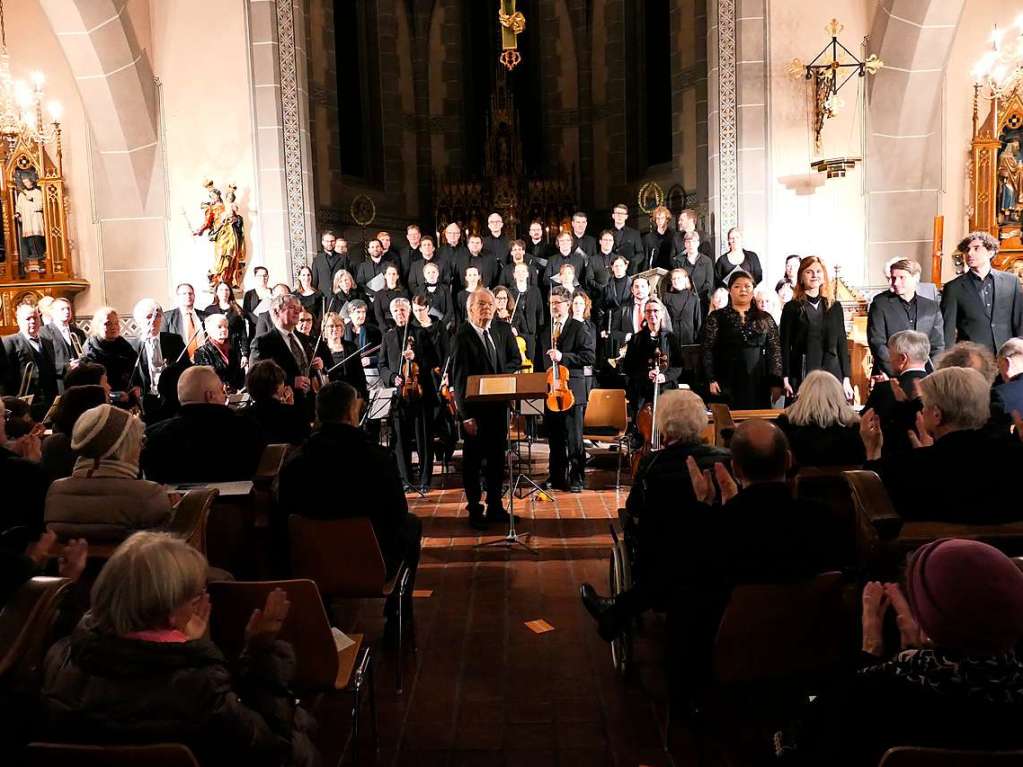 Zum 75. Jahrestag des verheerenden Luftangriffs auf Staufen am 8. Februar 1945 wurde in St.-Martinskirche Mozarts Requiem aufgefhrt und in Ansprachen, Rezitationen und mit Kunstwerken von Schlern der 79 Todesopfer gedacht.