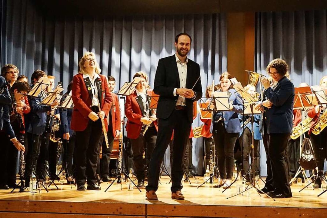 Der frisch gewählte Sebastian Kiss übte sich gleich  als Dirigent.  | Foto: Julius Wilhelm Steckmeister