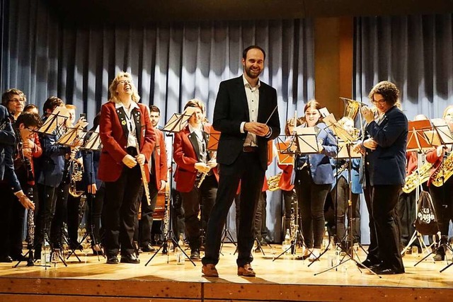 Der frisch gewhlte Sebastian Kiss bte sich gleich  als Dirigent.  | Foto: Julius Wilhelm Steckmeister