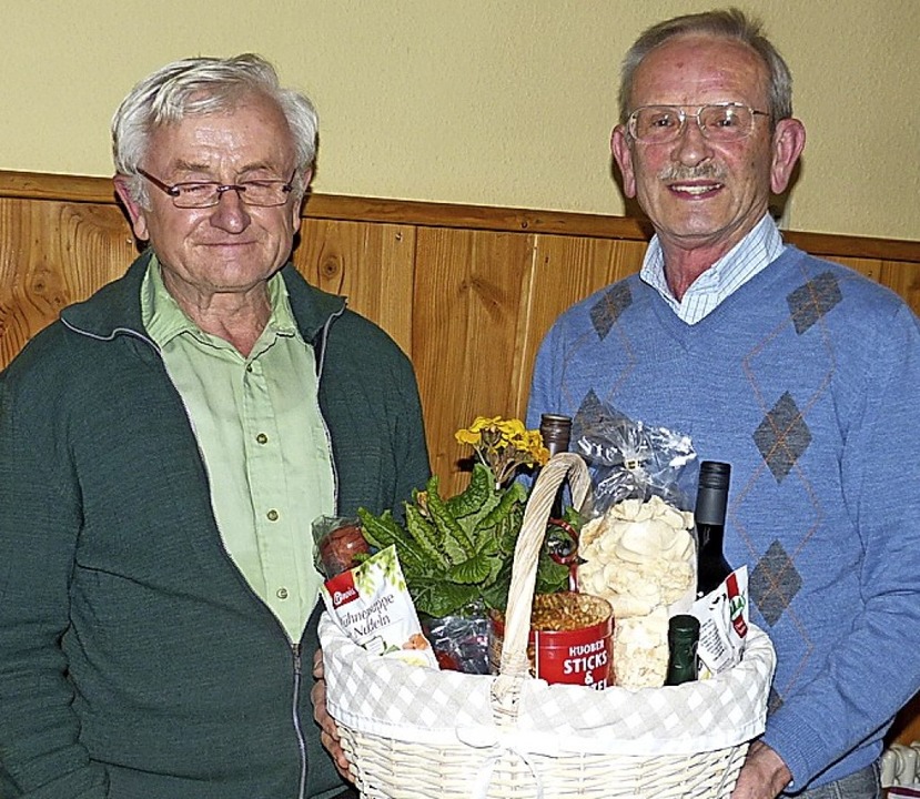 Michael Fuchs berreicht an Siegfried ...te um die  Landeck einen Geschenkkorb.  | Foto: Aribert Rssel