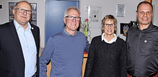 Harald Koch (von rechts) ehrte Brigitt...s der zweite Vorsitzende Dieter Gro.   | Foto: Werner Schnabl