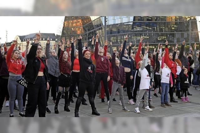 Tanzkurse für den Flashmob gegen Gewalt an Mädchen