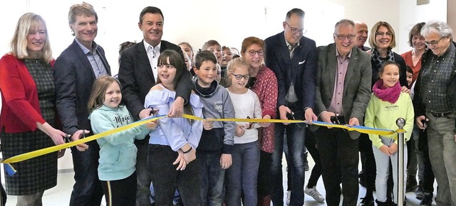 Freude ber die neuen Schulrume im runderneuerten Lehrerwohnhaus in Tunsel   | Foto: Bernhard Amelung