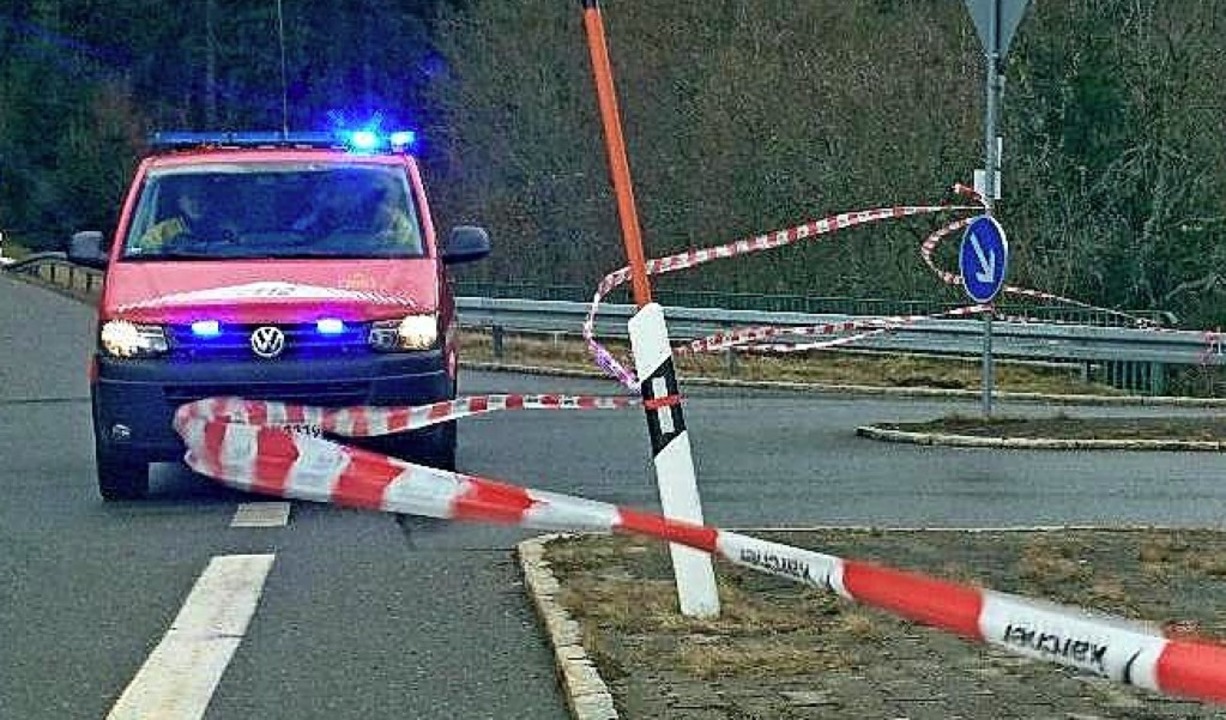 Die Feuerwehr hat die Strae zwischen ...latterband zeigt sich der starke Wind.  | Foto: Sebastian Barthmes