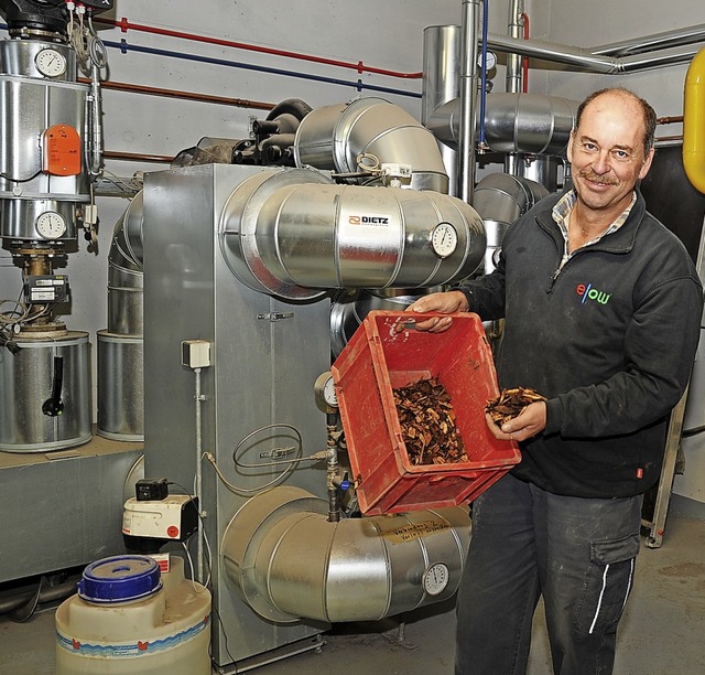 Pius Zipfel von der Energieversorgung ...Brennstoff: kleine Holzhackschnitzel.   | Foto: Achim Keller