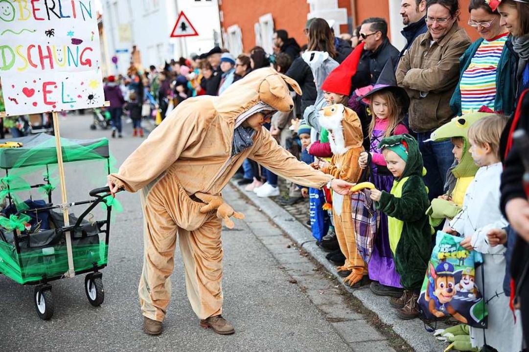 Tierisch ging&#8217;s &#8211; getreu d...1; beim Umzug zu, auch am Straenrand.  | Foto: Janos Ruf