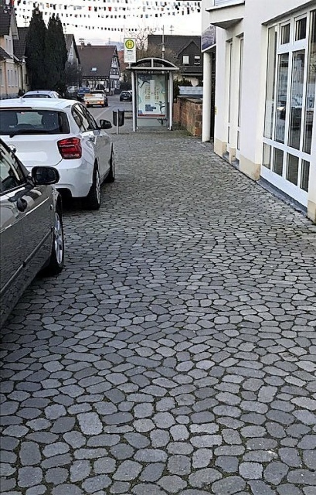 Dass das Parken auf dem Gehweg an dies...verboten ist, kritisiert ein BZ-Leser.  | Foto: privat