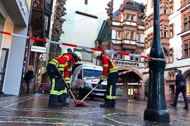Die Feuerwehr entfernte die Scherben.  | Foto: Joachim Rderer
