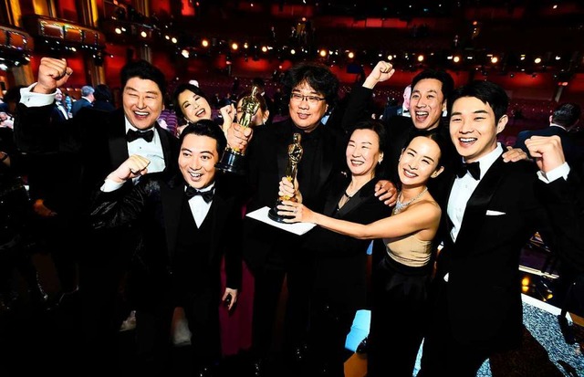 Jubel ber den Preisregen fr &#8222;P...Joon Ho (Mitte) und seine Filmfamilie.  | Foto: MATT PETIT (AFP)