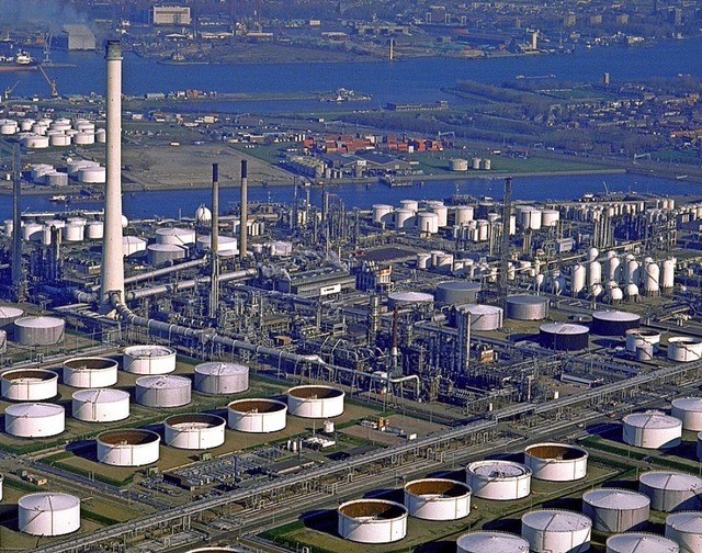 Fossile Energien: Raffinerie in Rotterdams Hafen  | Foto: RUUD HOFF