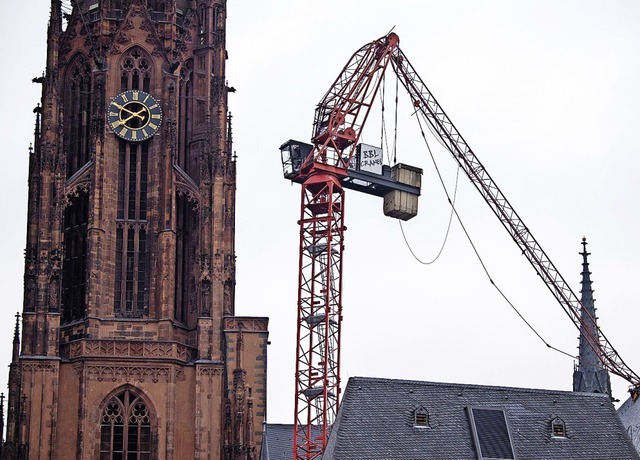 Der Kranausleger knickte in Frankfurt ab und krachte ins Dach des Doms.  | Foto: Boris Roessler (dpa)