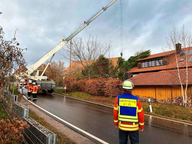 Zu einem optisch spektakulren Einsatz...wo ein Baum auf ein Haus gefallen war.  | Foto: Feuerwehr Laufenburg