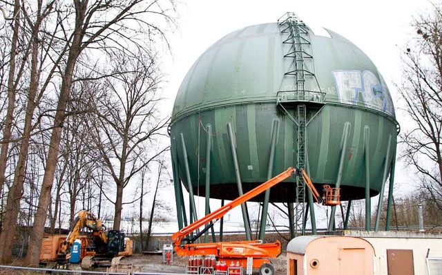 Der Abbau der Gaskugel im Lahrer Westen luft.  | Foto: Heidi Fel