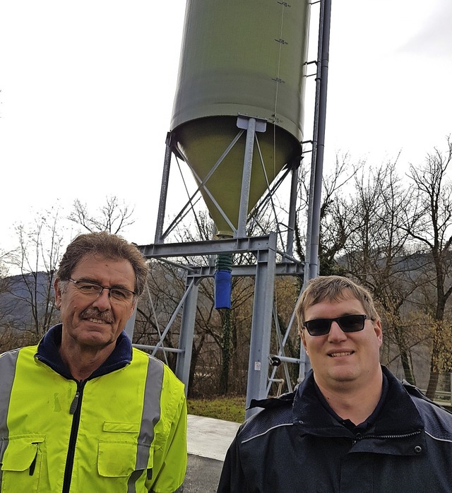 Jrgen Huber (links), Abteilungsleiter...schen Diensts, vor dem Streusalzsilo.   | Foto: Lucas Bergmann