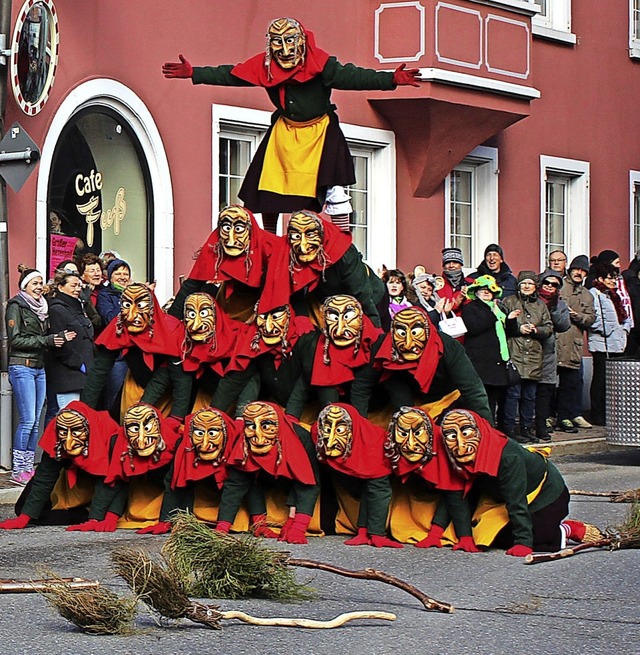 Die Lffinger Hexen beim Umzug.   | Foto: Christa Maier