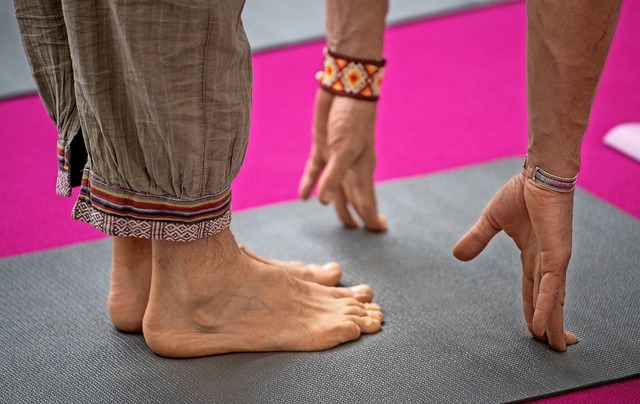 Yogakurse gehren bei den Volkshochsch...en aktuellen Schwerpunkten im Angebot.  | Foto: Sebastian Gollnow