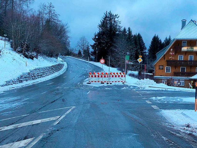 Erst Sturm, dann Schnee: Zwischen Bre...d Feldberg-Ort war die B 317 gesperrt.  | Foto: Kamera24