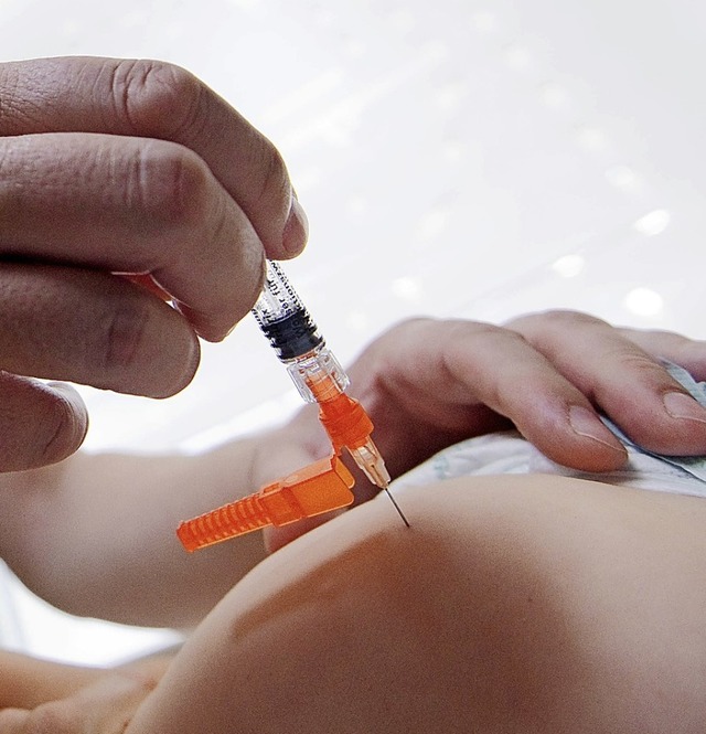 Die Impfpflicht kommt ab Mrz.   | Foto: Julian Stratenschulte (dpa)