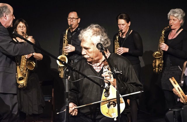 Kretische Musik und Jazz gab es im The...er. An der Lyra Alexandros Kalemakis.   | Foto: Helmut Rothermel