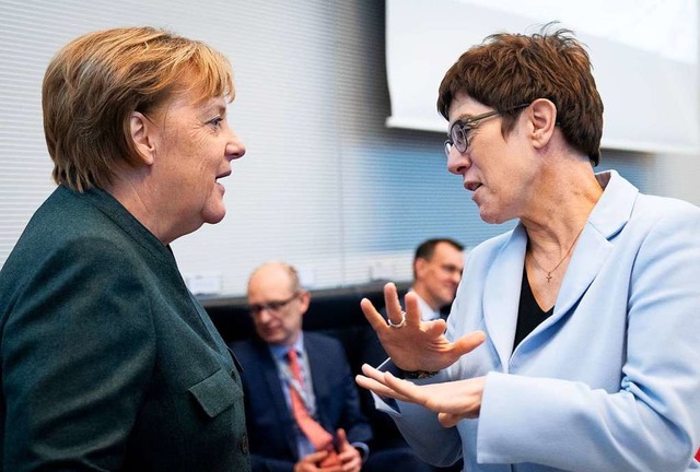 Kanzlerin Angela Merkel und Noch-CDU-V...de Annegret Kramp-Karrenbauer (rechts)  | Foto: Kay Nietfeld (dpa)