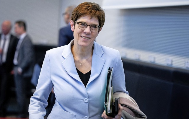 Annegret Kramp-Karrenbauer  kommt am D...itzung der CDU/CSU-Bundestagsfraktion.  | Foto: Kay Nietfeld (dpa)