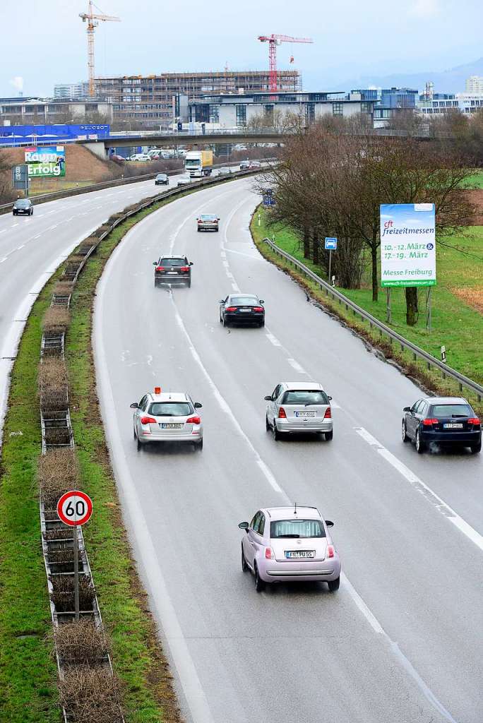 Fahrzeug-Brand Sorgt Für Stau Im Berufsverkehr Auf Der B3 - Freiburg ...