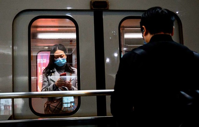 Passagiere in der U-Bahn von Shanghai ...sich mit Masken gegen das Coronavirus.  | Foto: NOEL CELIS (AFP)