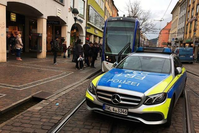 Polizei stoppt Straenbahn mitten in Freiburg und nimmt Tatverdchtigen fest