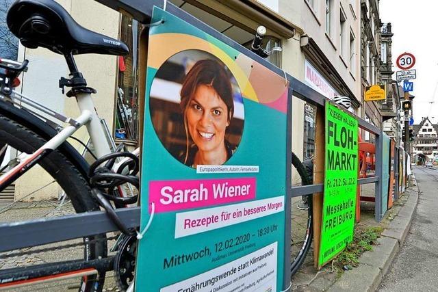 Unbekannter klaut 40 Plakate von Veranstaltung mit Sarah Wiener in Freiburg