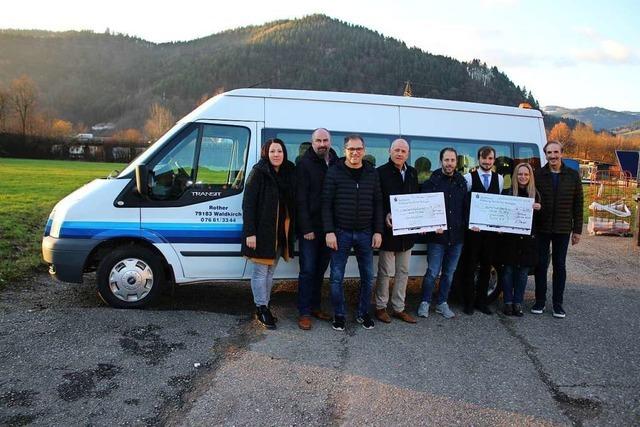 Ein Bus mit Team und Spenden fr den Hilfstransport nach Gambia