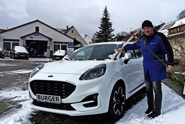 Markus Stegerer vom Autohaus Burger befreit den Ford Puma vom Schnee.  | Foto: Heidrun Simoneit