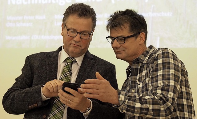 Landwirtschaftsminister Peter Hauk zei...eim BW&#8220; auf seinem Smartphone.    | Foto: Michael Haberer