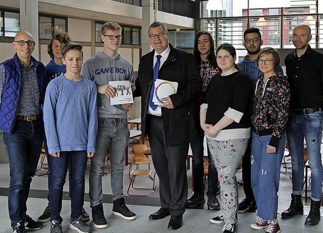 Das erste Exemplar der neuen Schulchro...ekam Brgermeister Matthias Guderjan.   | Foto: Presse AG