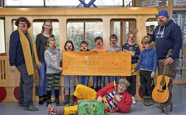 Sie bergaben den selbst gemalten Spen... Greta, Lotta, Tim, Oskar und  Matti.   | Foto: Schneckentalschule