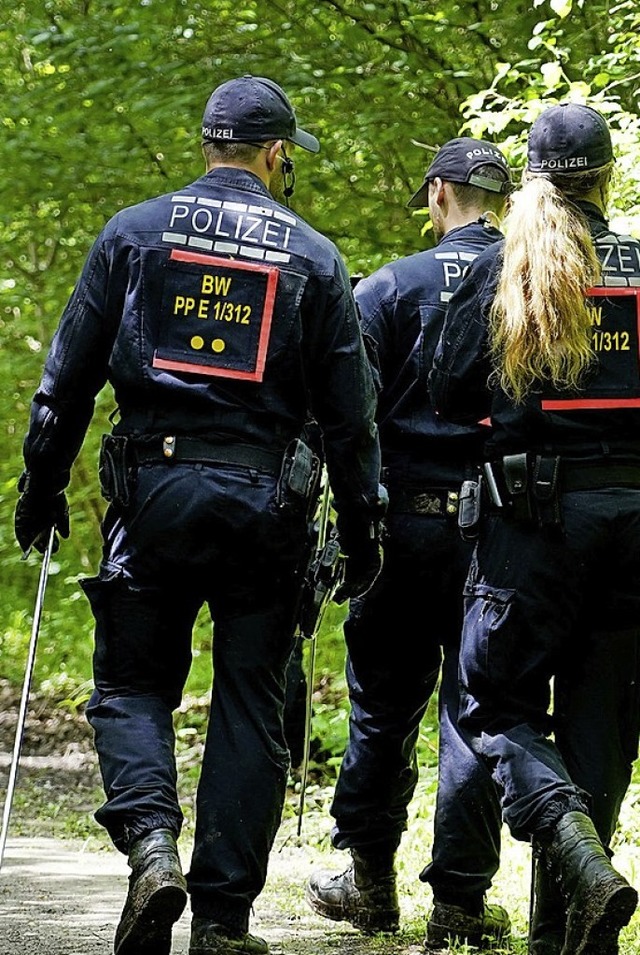 Die Polizei suchte Spuren am Altrhein nahe Rust  | Foto: Benedikt Spether (dpa)