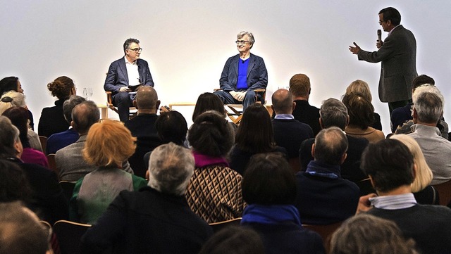 Kurator Ulf Kster (rechts mit Mikro) ...mredakteur der Neuen Zrcher Zeitung.   | Foto: Mathias Mangold