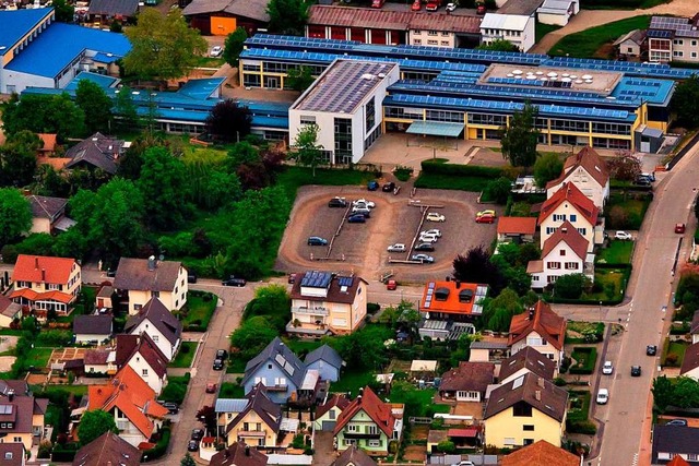 Auf dem ehemaligen Stckle-Areal sdli...thalle und ein Parkdeck gebaut werden.  | Foto: Martin Bildstein