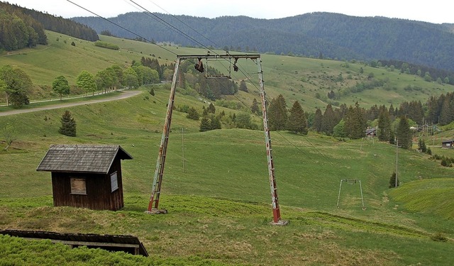 Die Betonfundamente der Lifte am Hochkopf und in Strick werden entfernt.  | Foto: Stefan Sahli