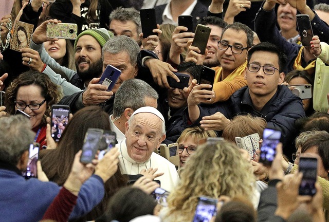 Ein Mann, viele Blicke: Franziskus gr...chentlichen Generalaudienz im Vatikan.  | Foto: Gregorio Borgia (dpa)