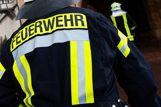 Die Feuerwehr musste in Freiburg einen Balkonbrand bekmpfen (Symbolbild).  | Foto: Swen Pfrtner (dpa)
