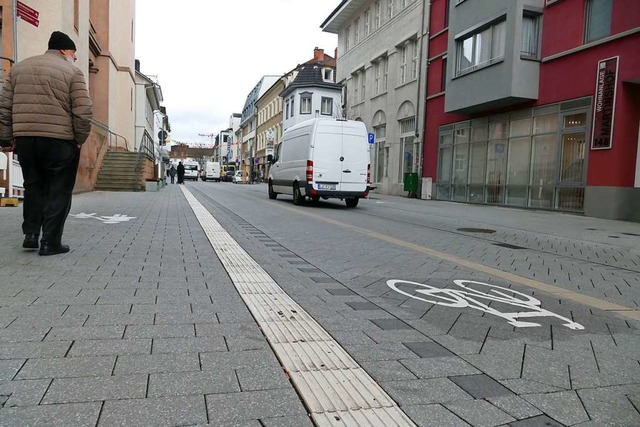 Die Piktogramme kennzeichnen in der Ba...die Zonen fr Fugnger und Radfahrer.  | Foto: Peter Gerigk